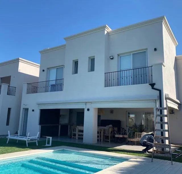 Vivienda con pileta y terminación en estuco en El Cantón