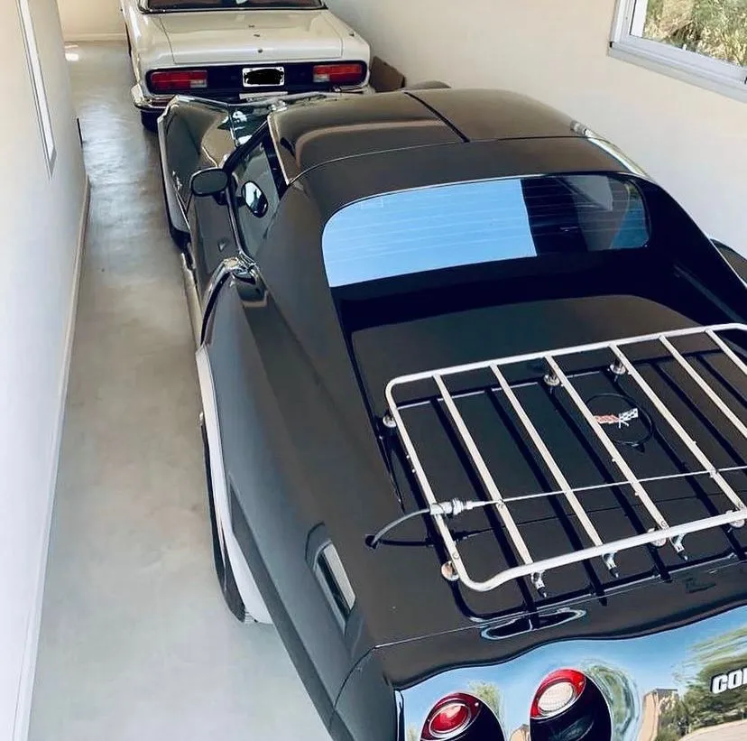Garage remodelado con piso de microcemento pulido
