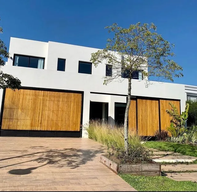 Fachada moderna en Nordelta con revestimiento en madera